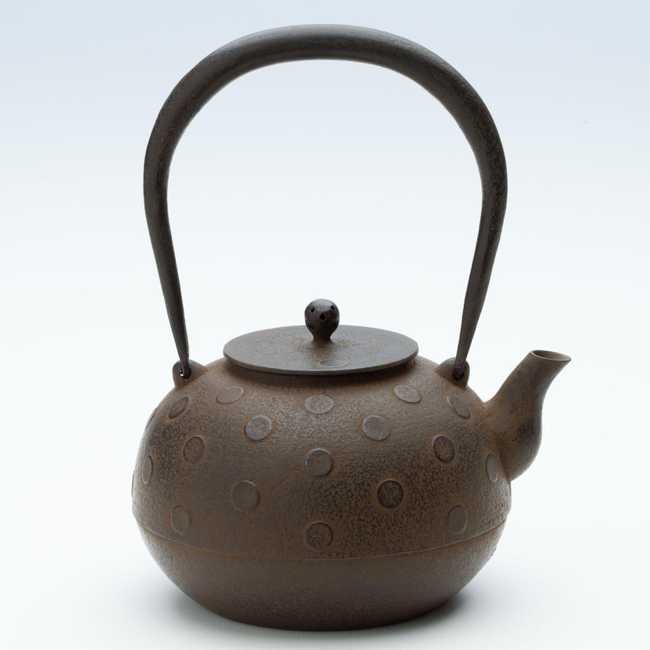 鉄瓶 浮彫りデザイン 日本龟文？ 水漏れ無 容量約1300ml 水玉紋丸